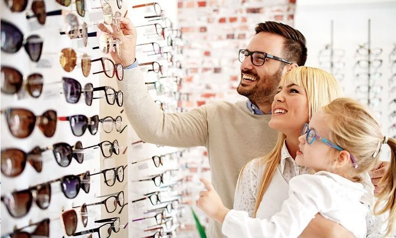 Familia eligiendo gafas en la óptica