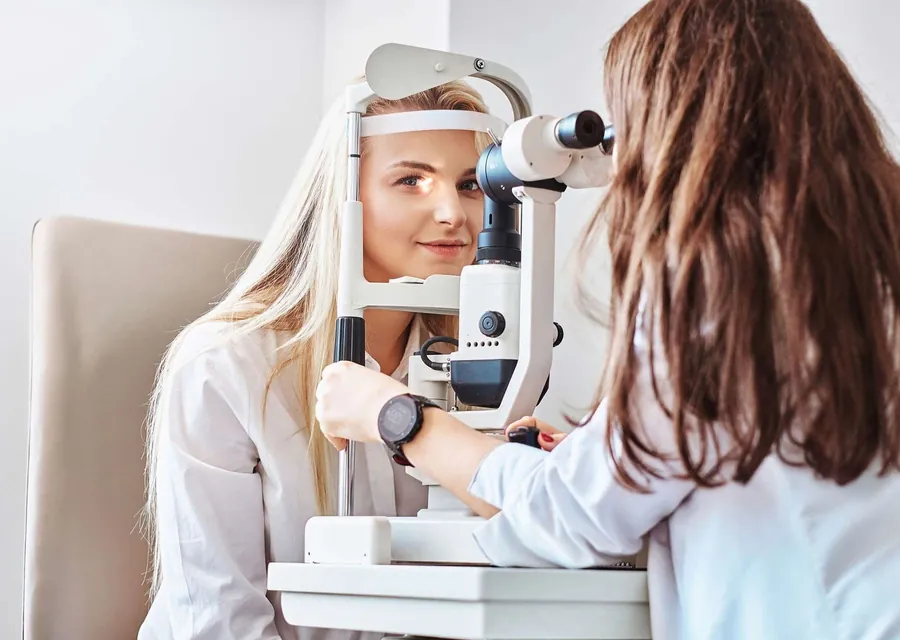 Optometrista realizando un examen visual con lámpara de hendidura