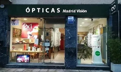 Fachada de la óptica de Calle de Caleruega 5