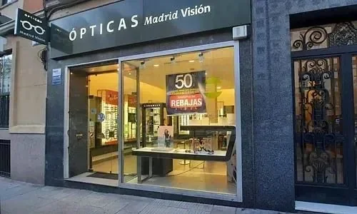 Fachada de la óptica de Avenida de la Reina Victoria 40